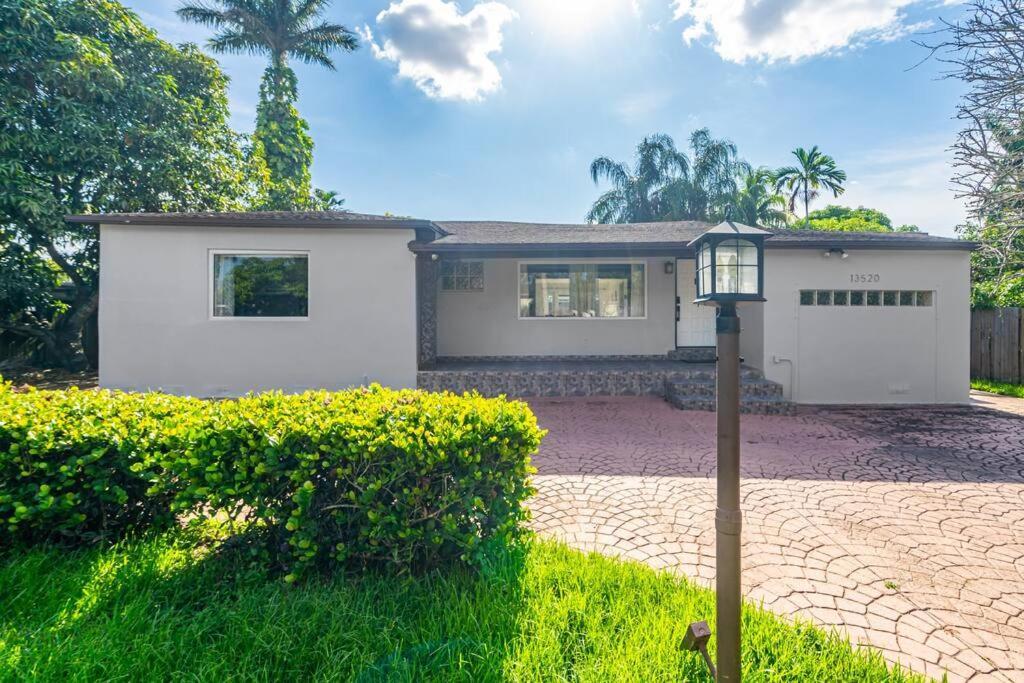 Spacious 3 Bedroom Home With Oversized Pool & Backyard Miami Kültér fotó